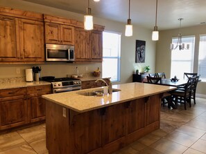 Fridge, microwave, oven, stovetop - Modern Desert Home in Quiet Community. 5 minutes to endless trails (Ivins)