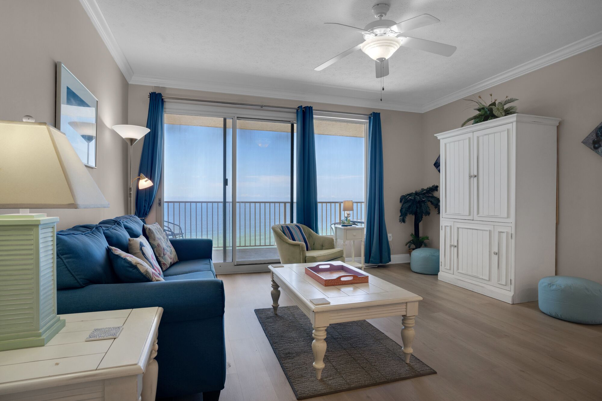 Apartment, Mehrere Betten, Whirlpool | Wohnbereich