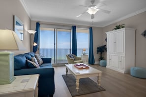 Appartamento, letti multipli, idromassaggio | Area soggiorno | TV