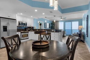 콘도, 침대(여러 개), 온수 욕조 | 전용 주방 | 냉장고, 전자레인지, 오븐, 쿡탑