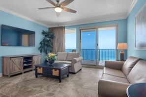 콘도, 침대(여러 개), 온수 욕조 | 거실