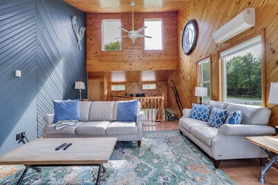 Waterfront Lakehouse: Lakefront, Views, Sauna, Kayaks, Games, Pinball, and more