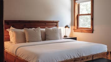 4 habitaciones, escritorio y tabla de planchar con plancha