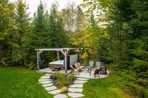 Outdoor spa tub - La Canopée | Spa | Plein-air Mont-Blanc/Mont-Tremblant (Mont-Blanc)