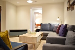TV - Spacious and Modern 2BD Flat in Pimlico (London)