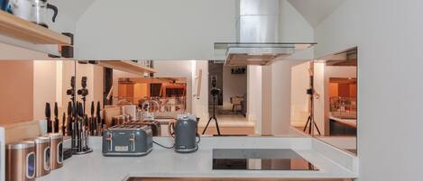 冰箱、微波炉、烤箱、炉灶