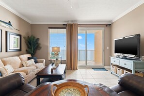 Apartment, Mehrere Betten, Whirlpool | Wohnbereich | Fernseher