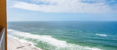 Una playa con vista despejada al océano y una orilla arenosa.