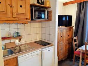 Microwave, dishwasher, coffee/tea maker, toaster