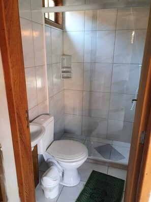 Basic Double Room | Bathroom | Shower, towels - Rumah Pantai cabanas de aluguel (Garopaba)