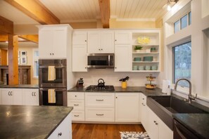 Fridge, microwave, oven, stovetop - 4678 on Glen Lake - Beautiful Luxury Cottage (Maple City)