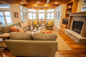 Smart TV, fireplace - 4678 on Glen Lake - Beautiful Luxury Cottage (Maple City)