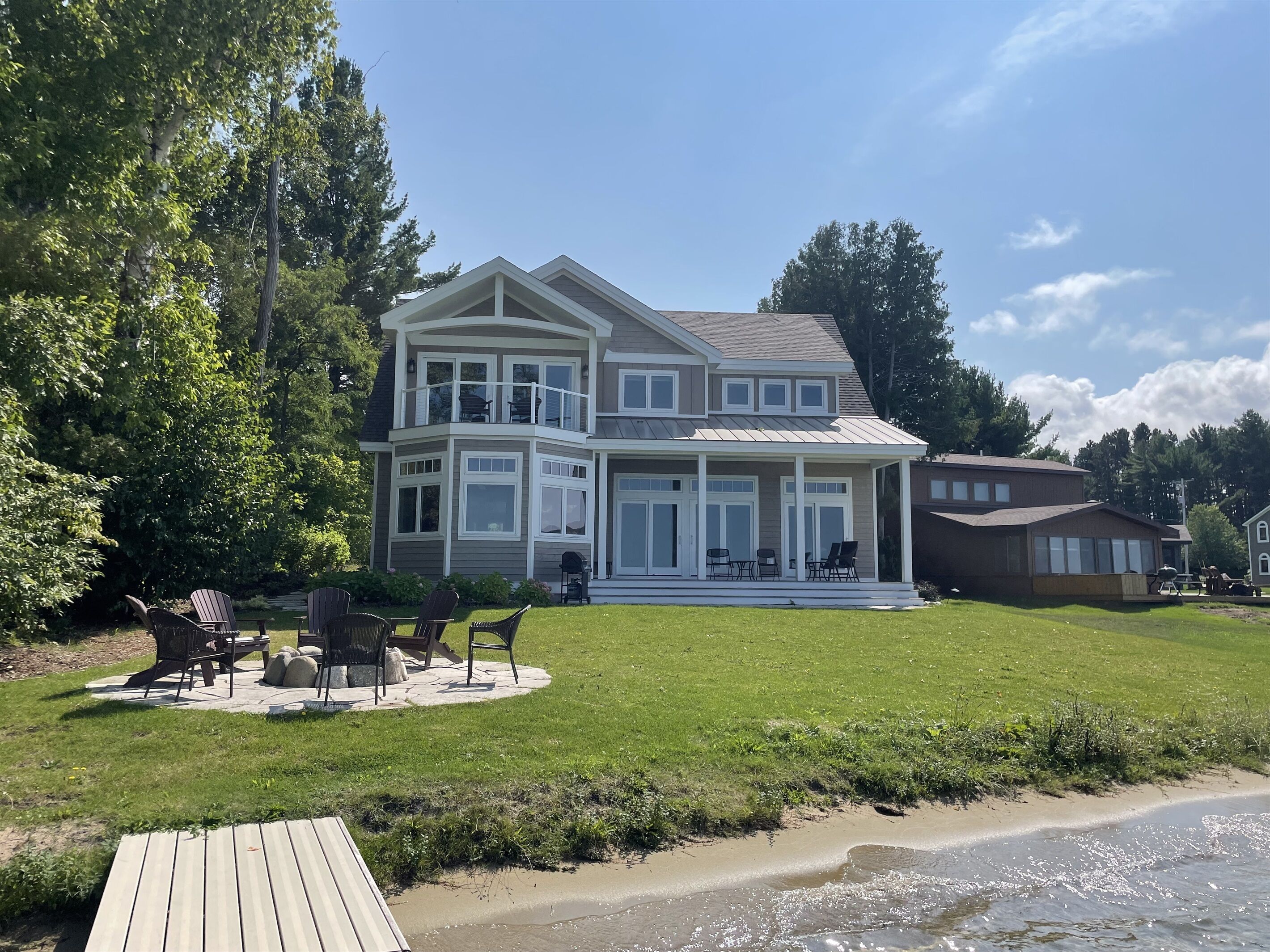 4678 on Glen Lake - Beautiful Luxury Cottage