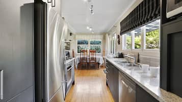 Frigorífico, microondas, lavavajillas y tostadora