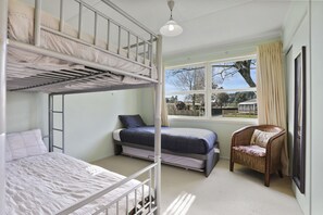 3 bedrooms, iron/ironing board, WiFi, bed sheets
