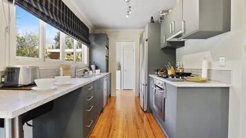 Geladeira, micro-ondas, lava-louças, torradeira