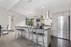 Fridge, microwave, dishwasher, coffee/tea maker - Tutukaka Treat - Wellingtons Bay Holiday Home (Tutukaka)