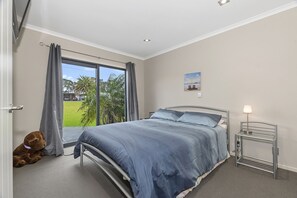 4 bedrooms, bed sheets - Tutukaka Treat - Wellingtons Bay Holiday Home (Tutukaka)