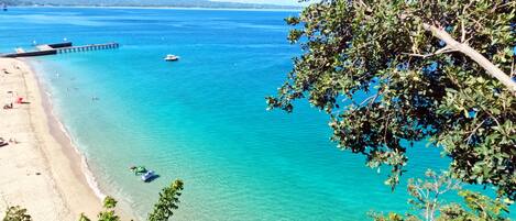Tæt på stranden, liggestole, badehåndklæder