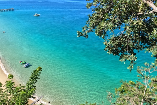 Una spiaggia nelle vicinanze, lettini da mare, teli da spiaggia
