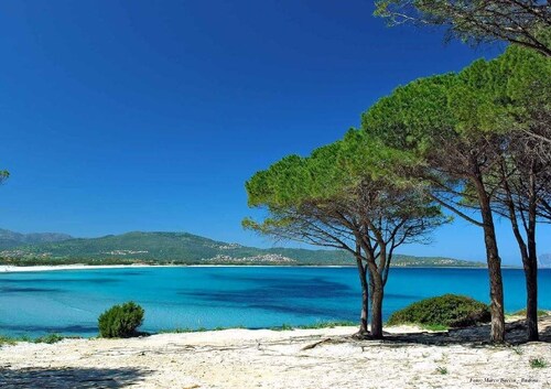 Villa between the hills and the sea