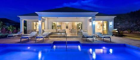 Infinity-Pool, Liegestühle