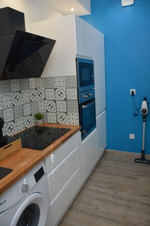 Jääkaappi, mikroaaltouuni, uuni, liesi