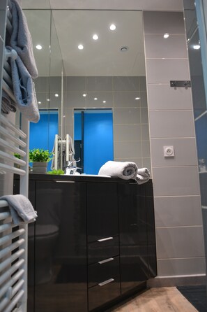 Shower, towels, soap, shampoo