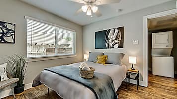 1 quarto, escrivaninha, ferros/tábuas de passar roupa, berço de viagem