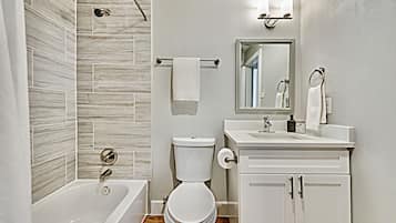 Tina con regadera, secadora de cabello, toallas, jabón