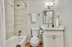 Tina con regadera, secadora de cabello, toallas, jabón 