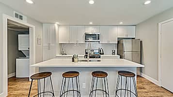 Geladeira, micro-ondas, fogão, cooktop