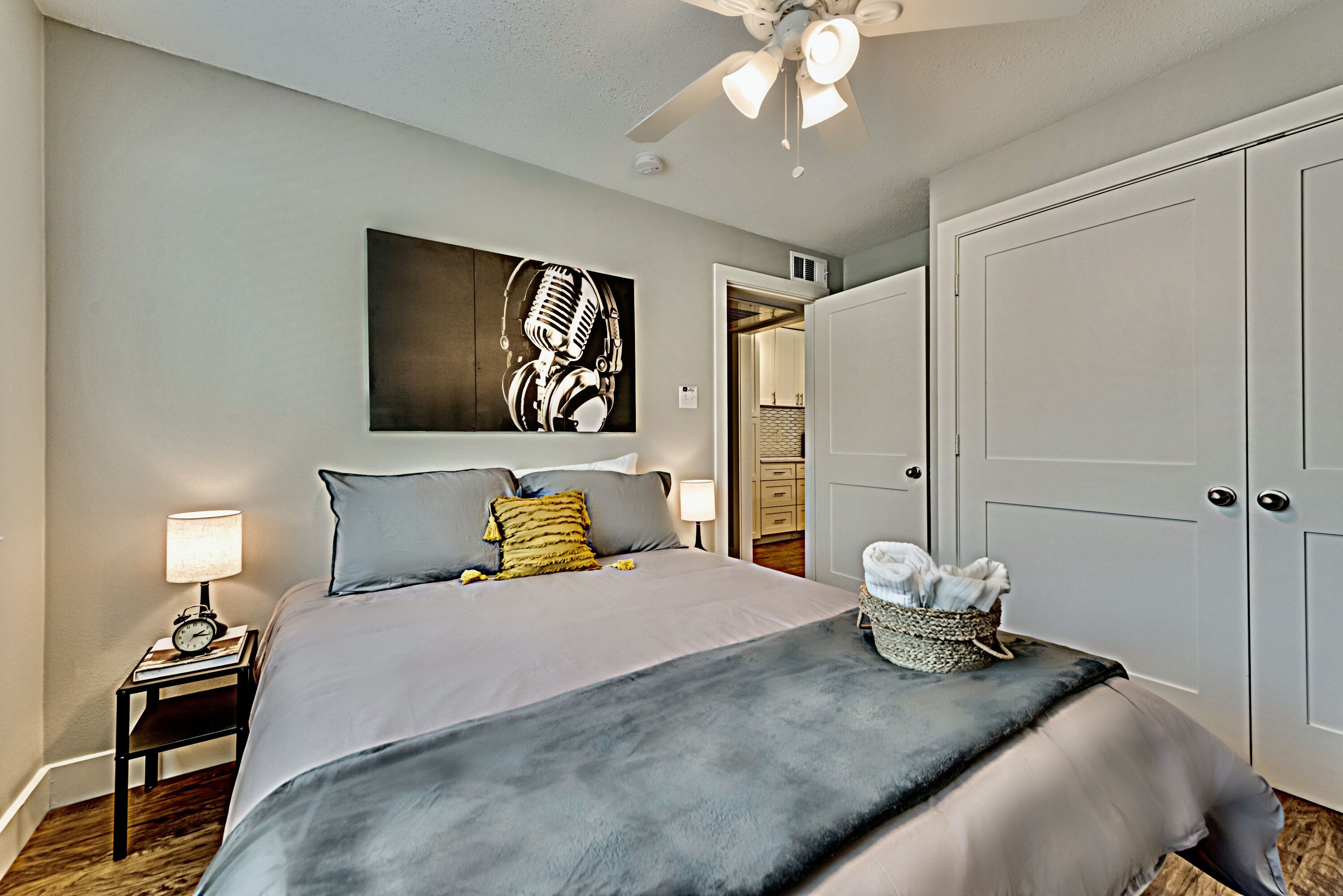 1 habitación, escritorio, tabla de planchar con plancha y cuna de viaje 