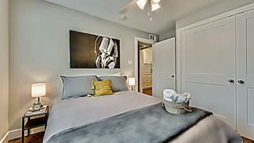 1 habitación, escritorio, tabla de planchar con plancha y cuna de viaje