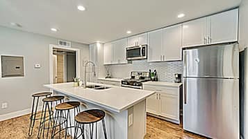 Refrigerador, microondas, horno y parrilla de estufa