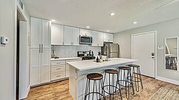 Geladeira, micro-ondas, fogão, cooktop