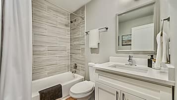 Tina con regadera, secadora de cabello, toallas, jabón