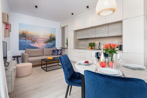 Deluxe-Apartment | Wohnbereich | 55-Zoll-LED-Fernseher mit Digitalempfang, Fernseher