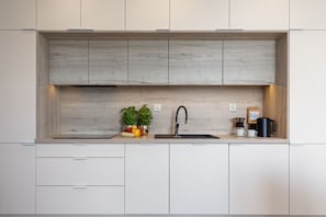 Departamento Deluxe | Cocina privada | Refrigerador, parrilla de estufa, cafetera y tetera y tostadora 