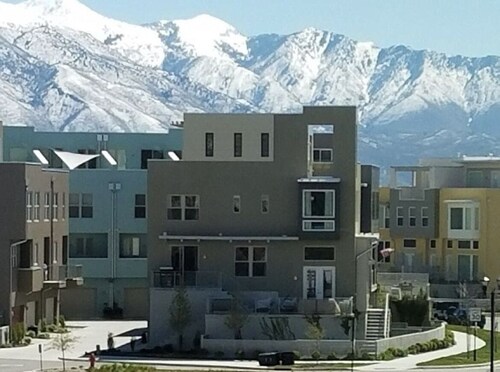 Modern Townhome in Daybreak - Walk to Main St - Restaurants