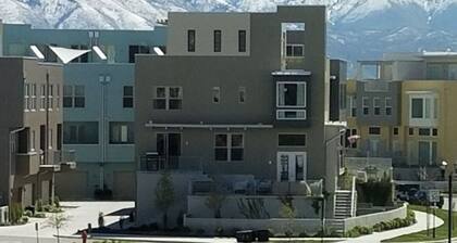 Modern Townhome in Daybreak - Walk to Main St - Restaurants