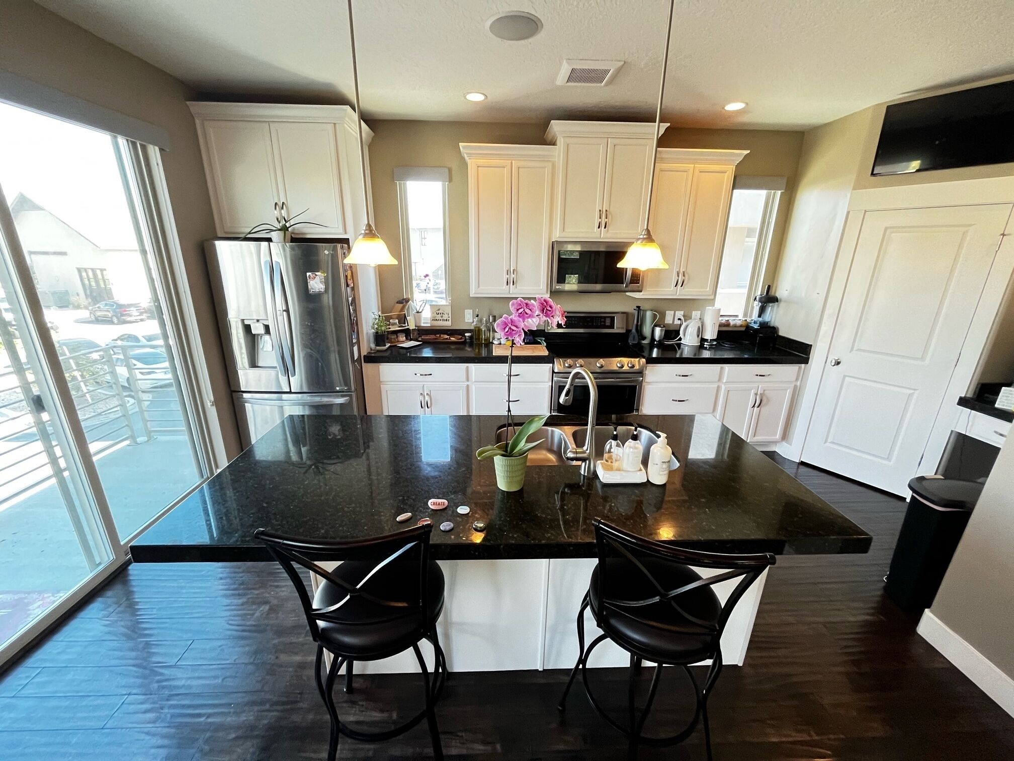 ثلاجة، ميكروويف، فرن، موقد طهي مسطح