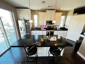 ثلاجة، ميكروويف، فرن، موقد طهي مسطح