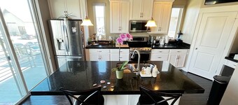 Modern Townhome in Daybreak - Walk to Main St - Restaurants