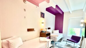 A modern hotel room with a bed, a desk, a chair, and a window with a view. - The Gallatin (Twin Room 317) Close to Downtown! (Nashville)