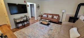 TV connectée, cheminée, livres