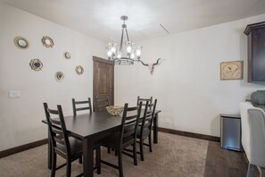 Dining - Comfortable Luxury Ski Condo in Bear Hollow (Park City)