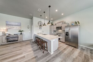 Refrigerador, microondas, horno y parrilla de estufa 