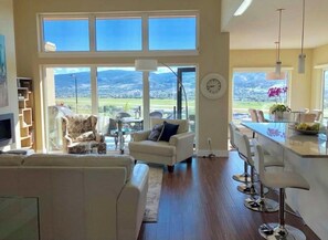 Smart TV, chimenea, videojuegos y libros 