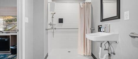Un baño moderno con ducha, inodoro y lavamanos.
